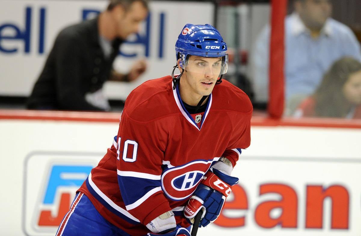 Maxim Lapierre ao retratar as cores do Canadien de Montreal em 2010.