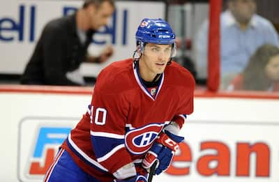 Maxim Lapierre ao retratar as cores do Canadien de Montreal em 2010.