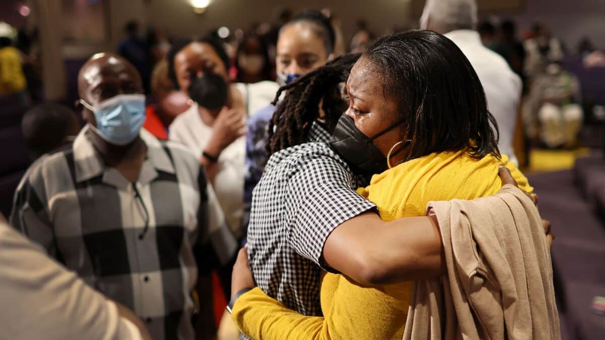 Choc et colère après une tuerie raciste à Buffalo
