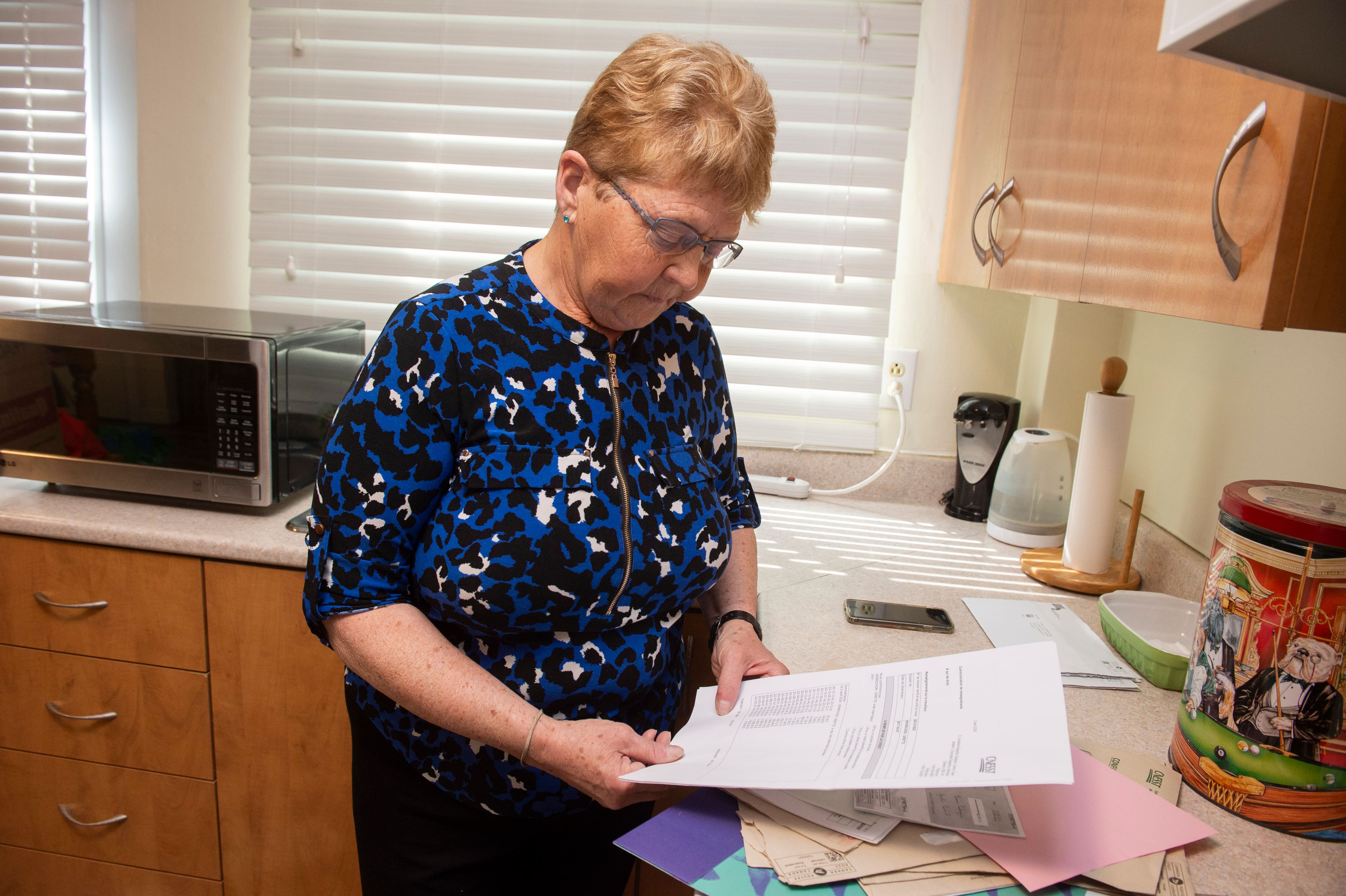 Ginette Henrichon a perdu des revenus de retraite après avoir reçu un chèque de la CNESST avec des années de retard. Montréal, 22 avril 2026. PIERRE-PAUL POULIN/LE JOURNAL DE MONTRÉAL/AGENCE QMI