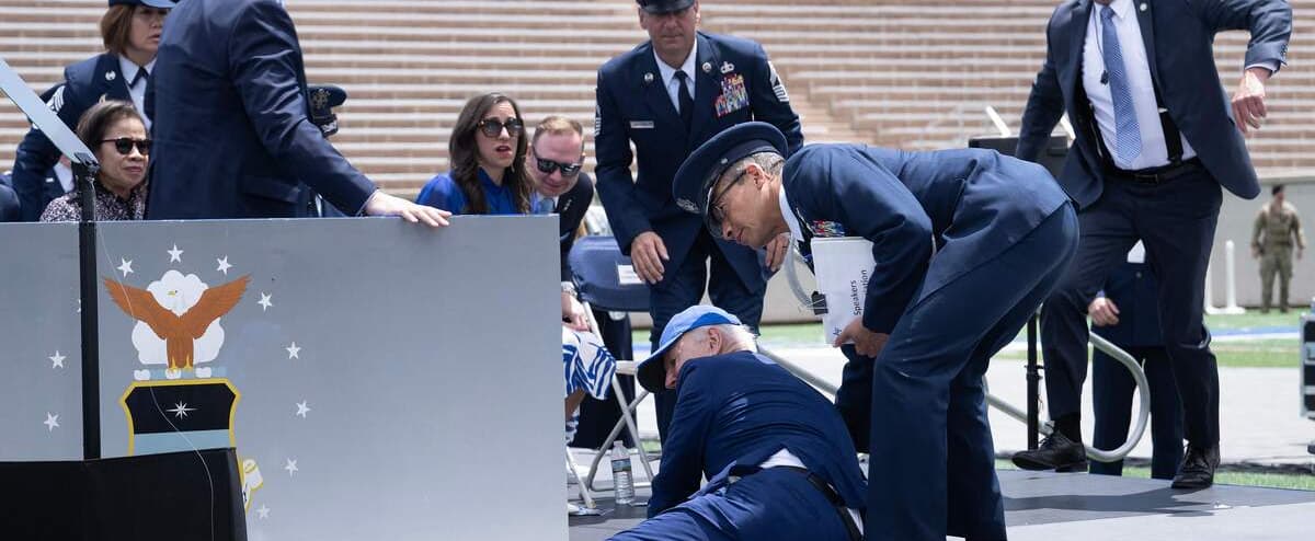 In the video | When Joe Biden finished speaking, he collapsed in front of the horrified crowd In the video | When Joe Biden finished speaking, he collapsed in front of the horrified crowd