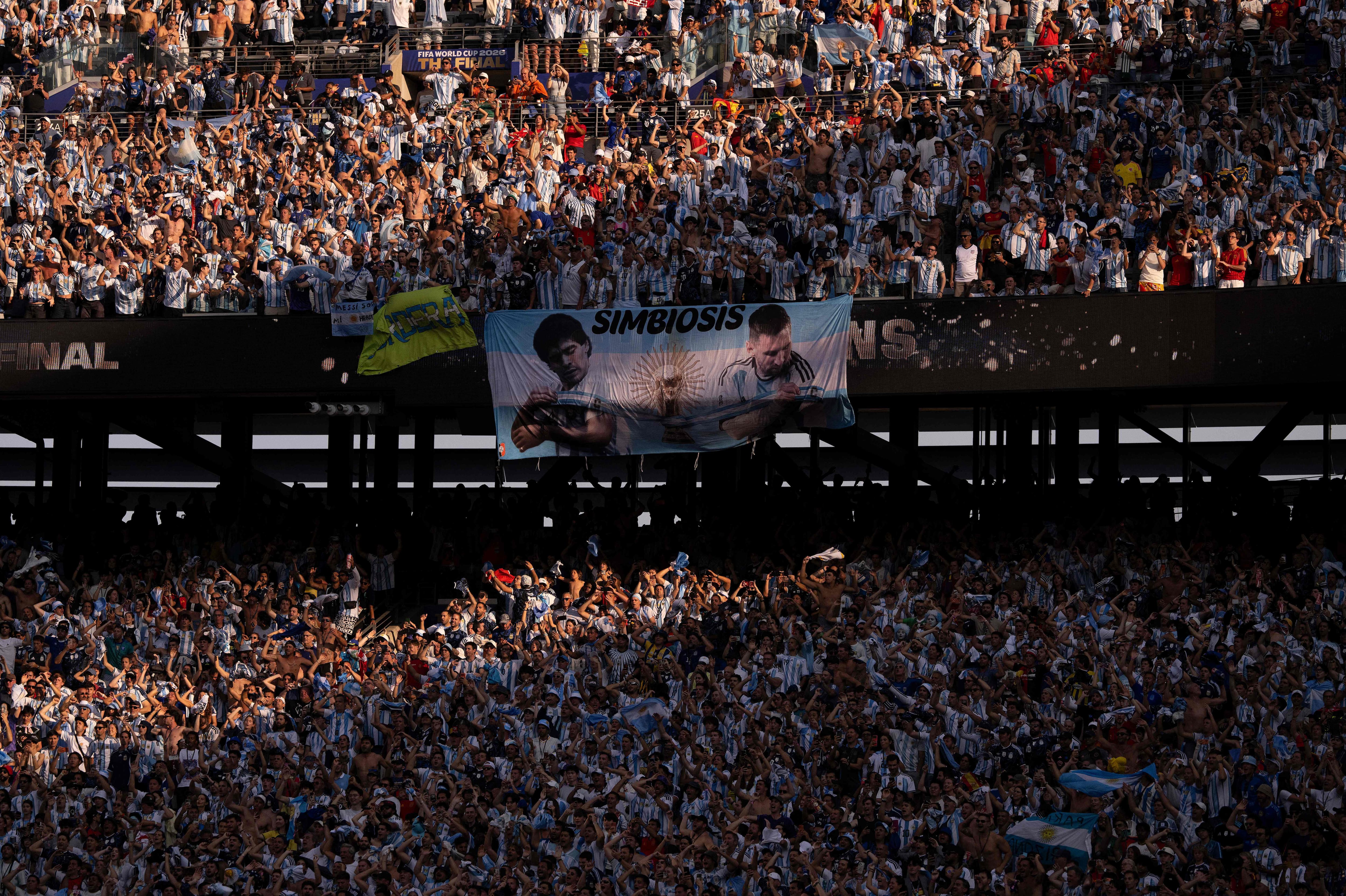 Les partisans argentins profitent de l'ambiance lors de la finale de la Coupe du monde de la FIFA 2026 opposant l'Espagne, vainqueur, à l'Argentine, au New York New Jersey Stadium, le 19 juillet 2026 à East Rutherford, dans le New Jersey.