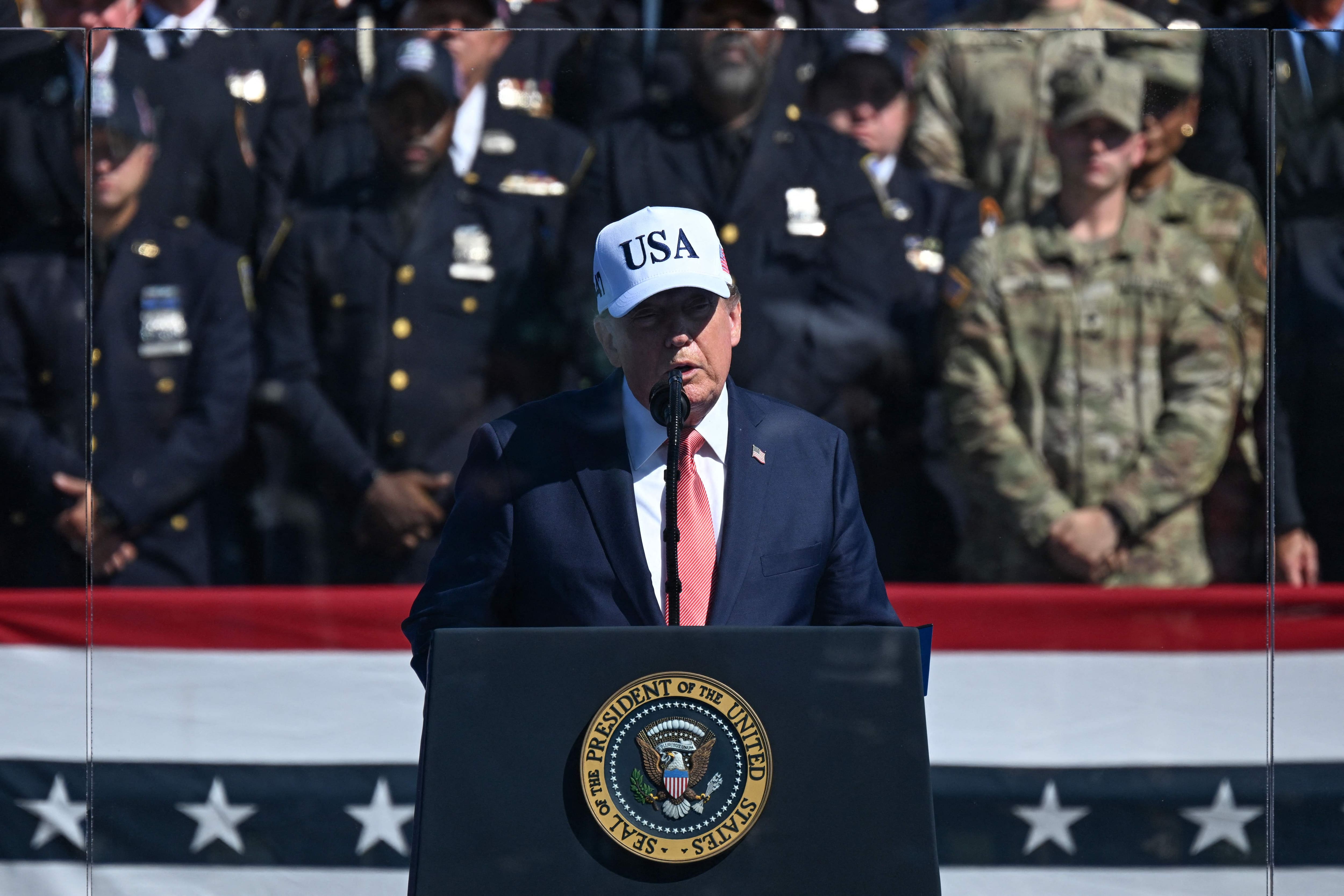 Trump, «empoigné» par des pompiers le 11-Septembre: une histoire qui fait sourciller