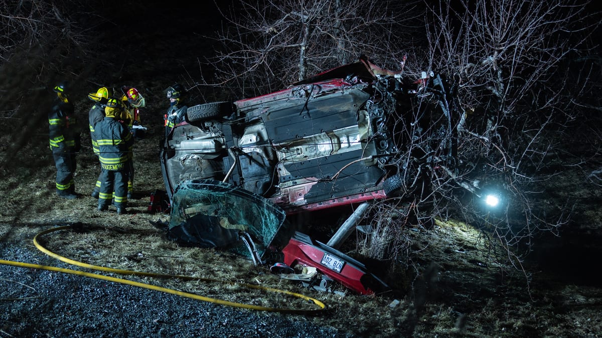 Sortie de route spectaculaire: un conducteur frôle la mort à Rougemont