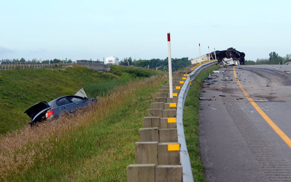Mont&eacute;r&eacute;gie: collision mortelle entre un v&eacute;hicule et un camion de 53 pieds
