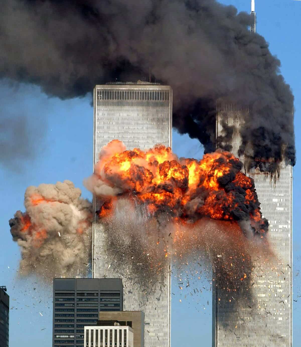 Le vol 175 d’United Airlines, détourné après son départ de Boston, s’écrase contre la tour sud du World Trade Center et explose à 9 h 03, le 11 septembre 2001, à New York.