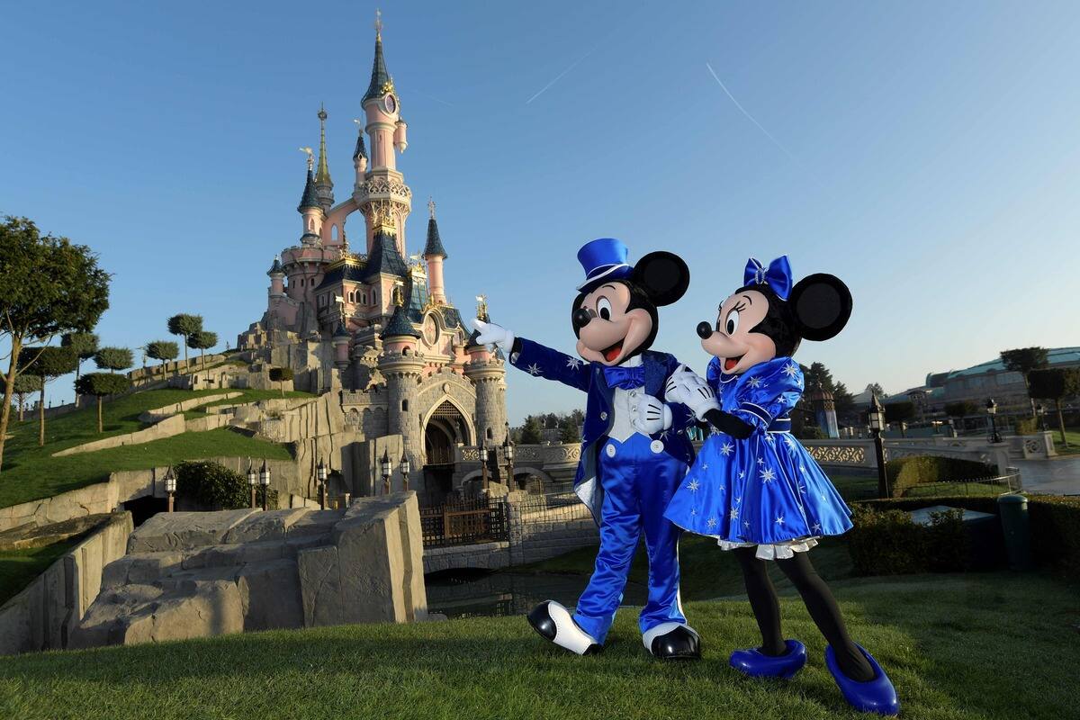 Analyst Predicts Disney World Disneyland Won T Reopen This Year