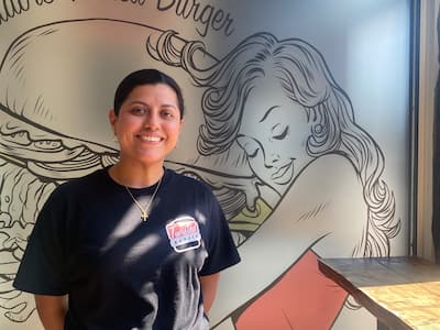 “Es el idioma oficial”: decidida a aprender francés para recibir a sus clientes