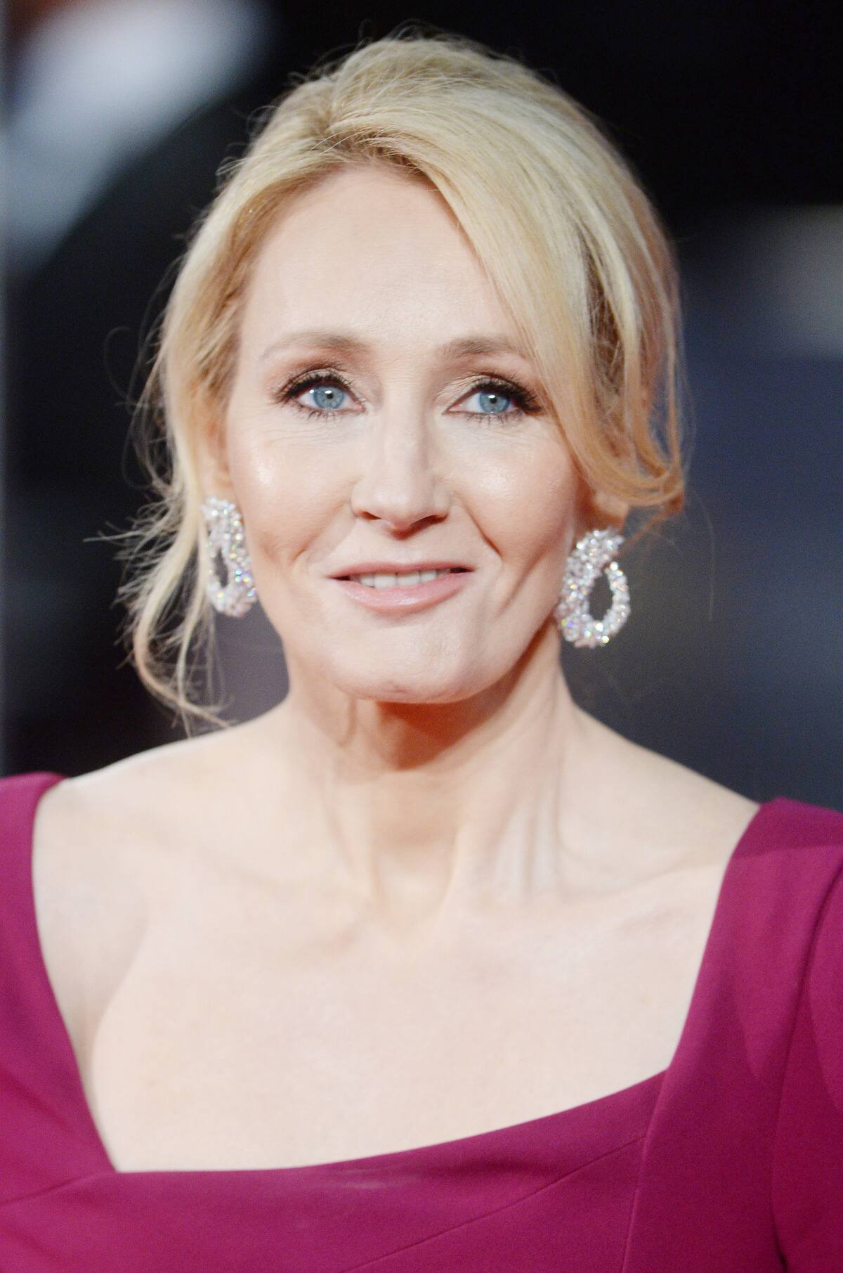 J. K. Rowling regrette de ne pas s&rsquo;&ecirc;tre exprim&eacute;e &laquo;plus t&ocirc;t&raquo; sur la transidentit&eacute;