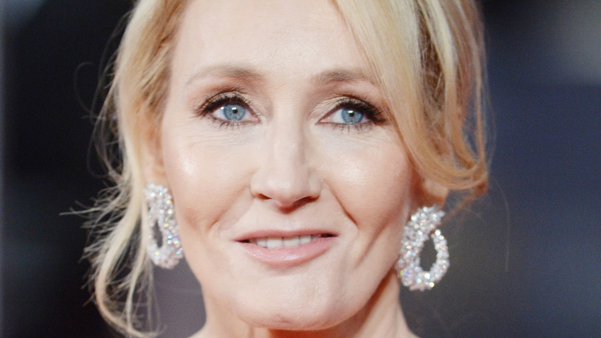 J. K. Rowling regrette de ne pas s’être exprimée «plus tôt» sur la transidentité