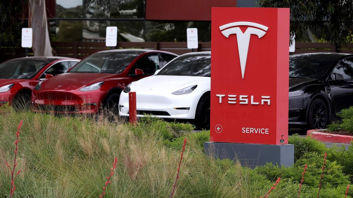Tesla: Elon Musk supprime deux services et licencie au moins 500 employés