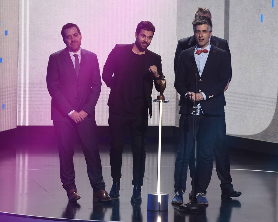 Photo d'archives datant du Gala des Olivier 2016. Inspiré dans sa posture par la Tour de Pise, Olivier Niquet cache habilement Fred Savard, qui a quitté l'émission en 2018.