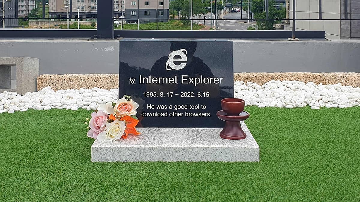 1995-2022 | Un ingénieur érige une tombe pour Internet Explorer