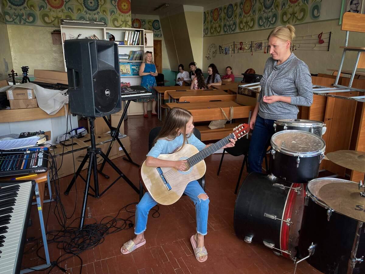 Au milieu des ruines &agrave; Borodianka, le chant des enfants pour gu&eacute;rir