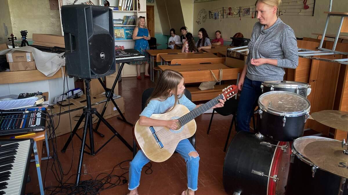 Au milieu des ruines à Borodianka, le chant des enfants pour guérir