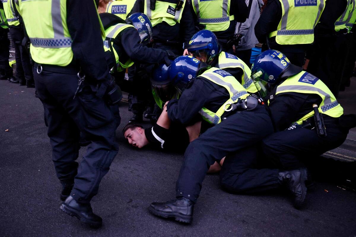Royaume-Uni: r&eacute;union de crise &agrave; Downing Street apr&egrave;s un week-end d'&eacute;meutes