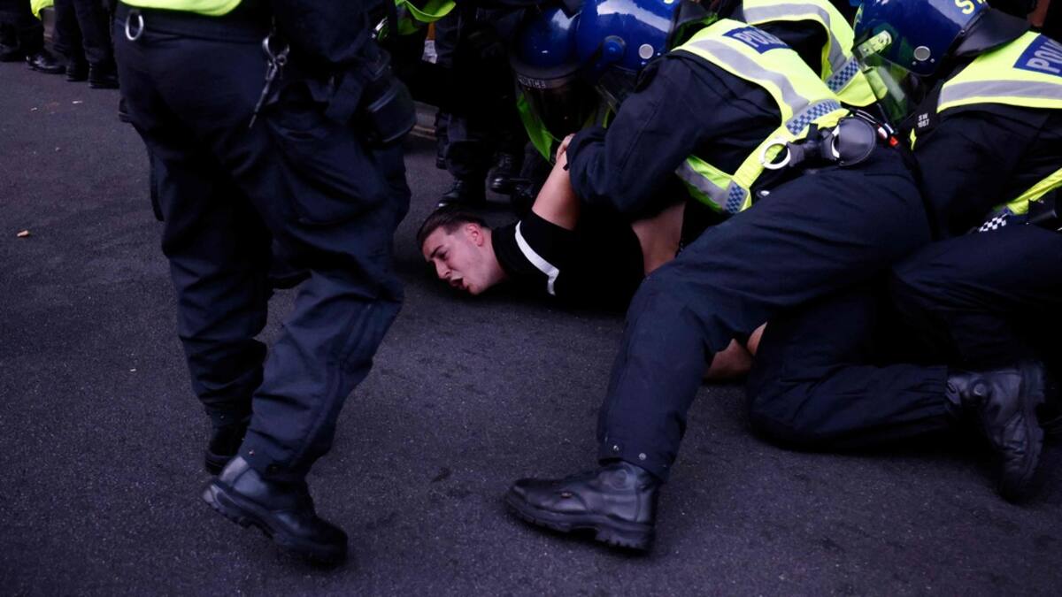 Royaume-Uni: réunion de crise à Downing Street après un week-end d'émeutes