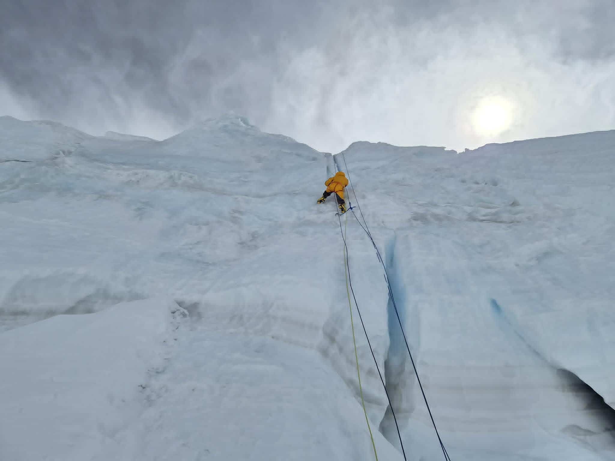 Antes de chegar ao acampamento 3, os alpinistas que enfrentam o Annapurna devem franquear um muro de gelo de um trentaine de metros.
