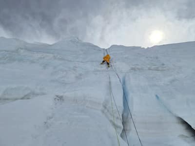 Antes de chegar ao acampamento 3, os alpinistas que enfrentam o Annapurna devem franquear um muro de gelo de um trentaine de metros.