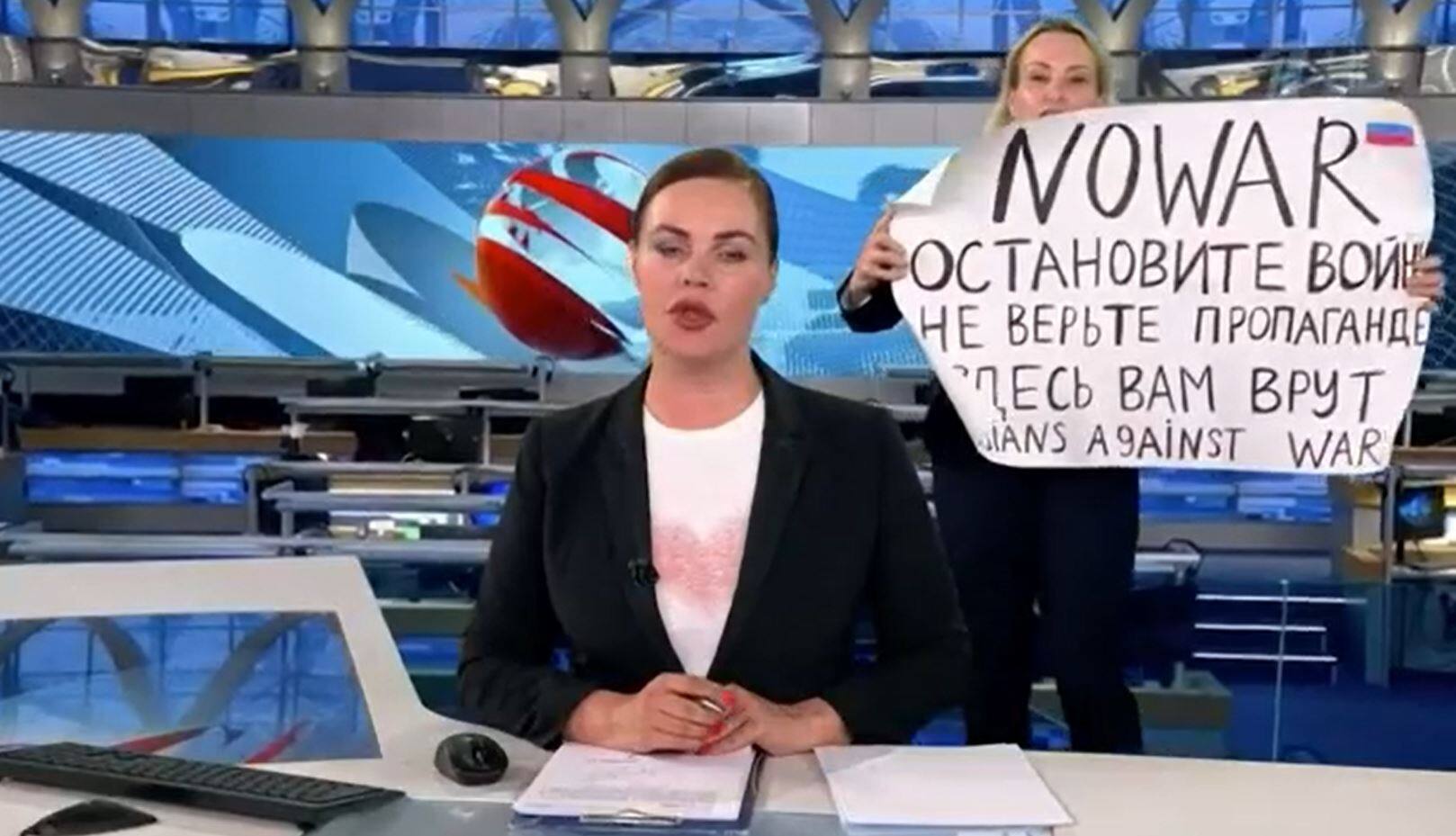 Une manifestante contre l'offensive en Ukraine interrompt le journal t&eacute;l&eacute;vis&eacute; russe
