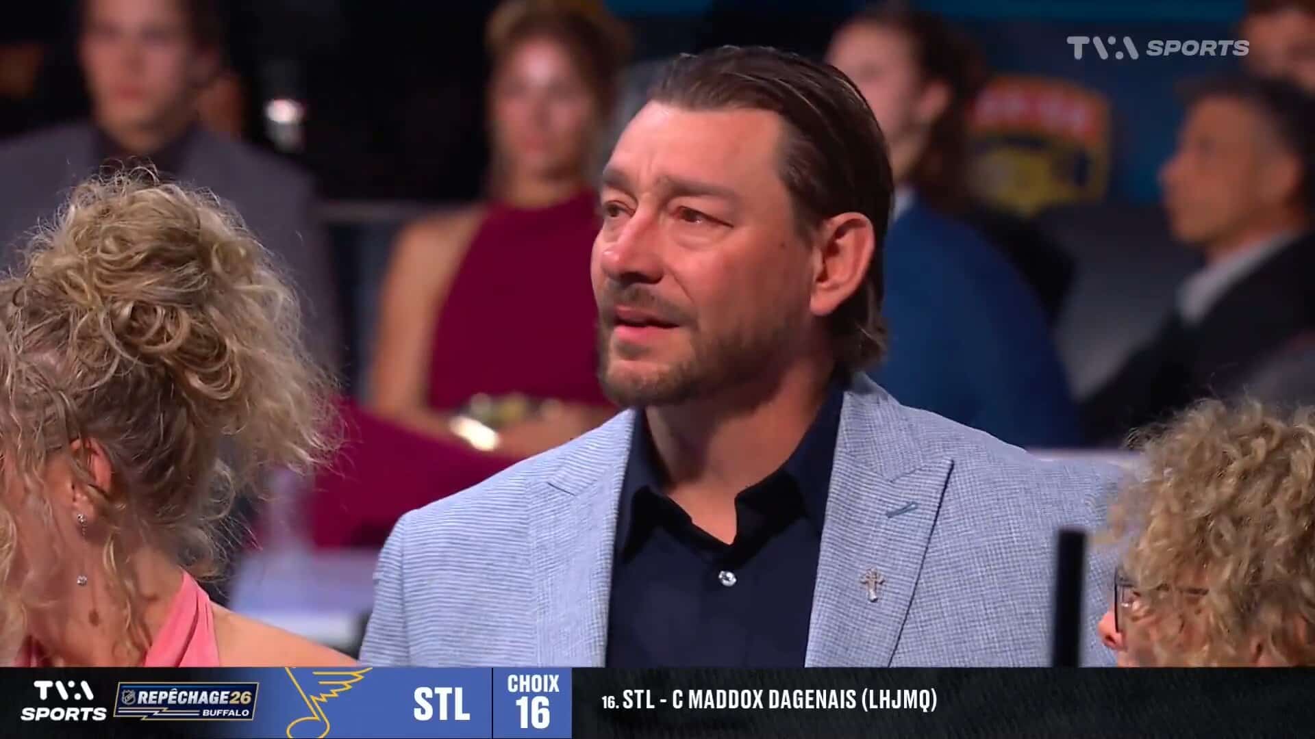 Maddox Dagenais repêché 16e par les Blues sous les yeux de son père très émotif: « Je n'avais pas souvent vu mon père être aussi émotif »