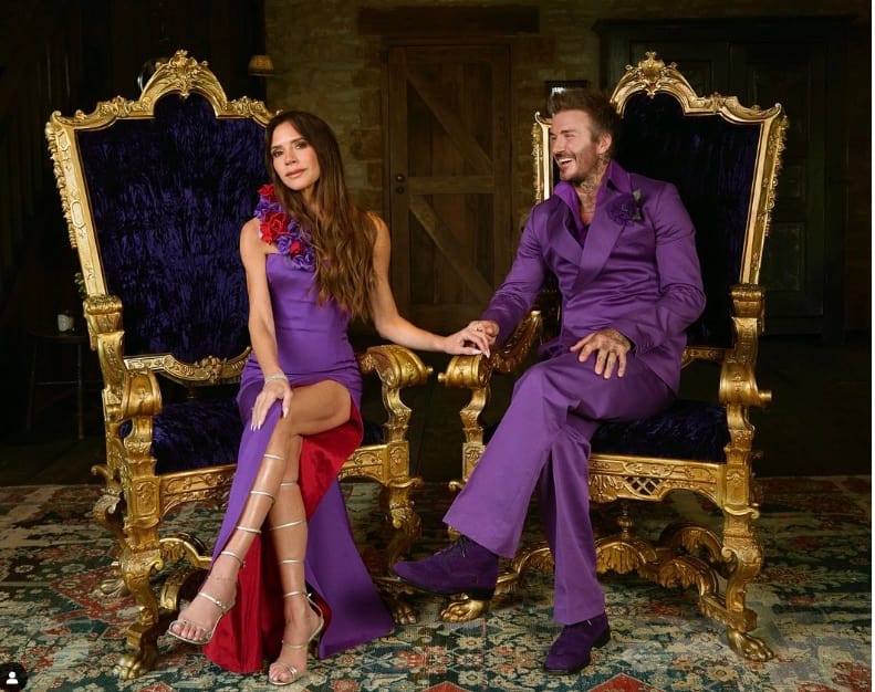 25 ann&eacute;es de mariage: Victoria et David Beckham posent dans leurs anciens habits de noces en satin violet