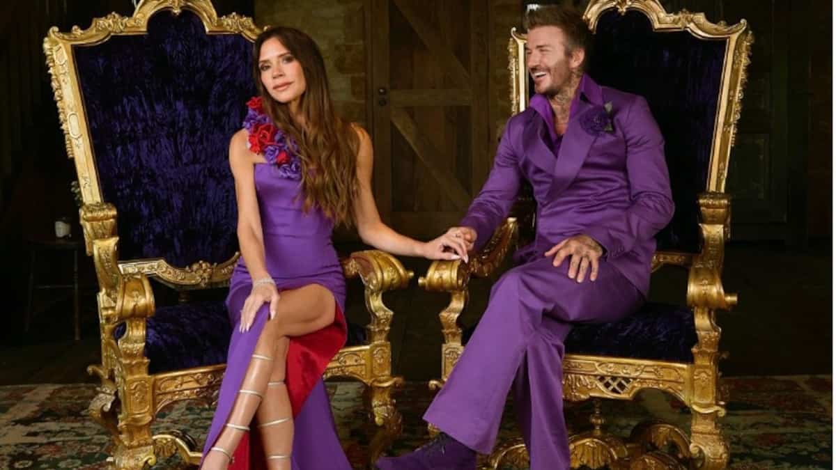 25 années de mariage: Victoria et David Beckham posent dans leurs anciens habits de noces en satin violet