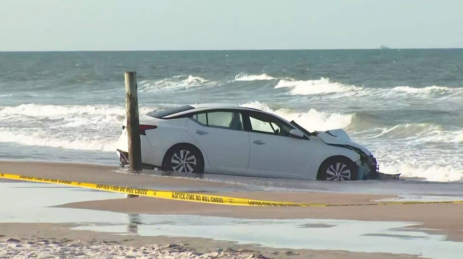 Une voiture fonce sur les baigneurs &agrave; Daytona Beach