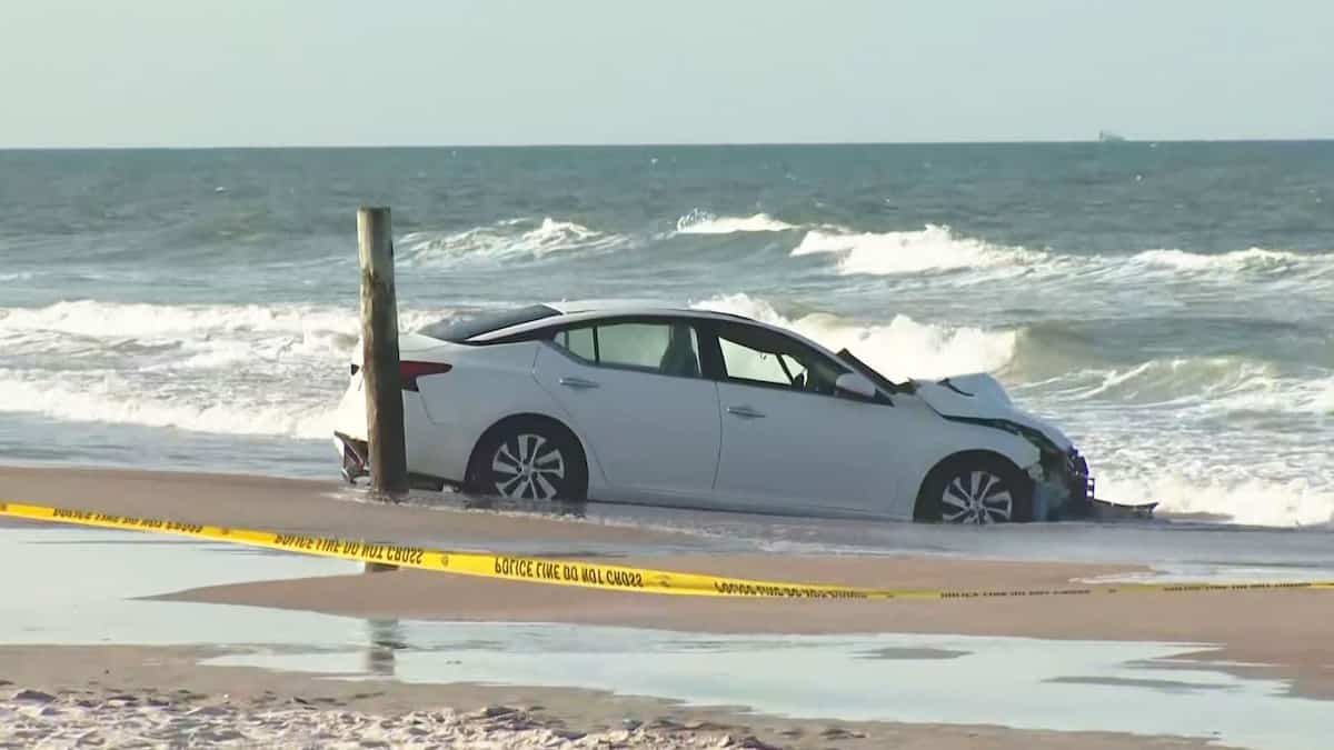 Une voiture fonce sur les baigneurs à Daytona Beach