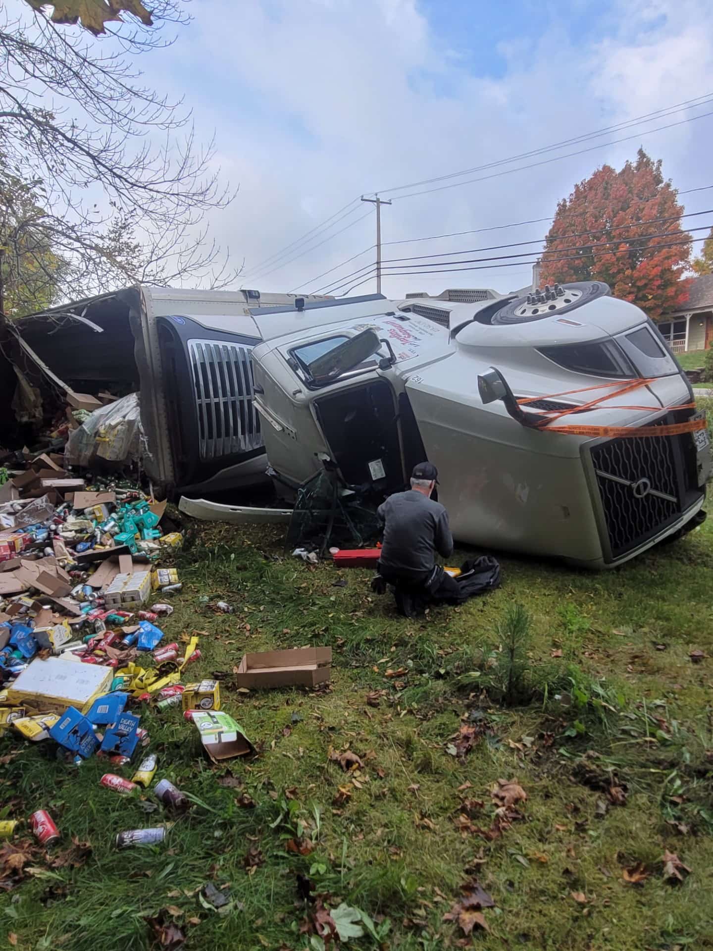 Un camion lourd se renverse et déverse sa cargaison à l'Île-d'Orléans