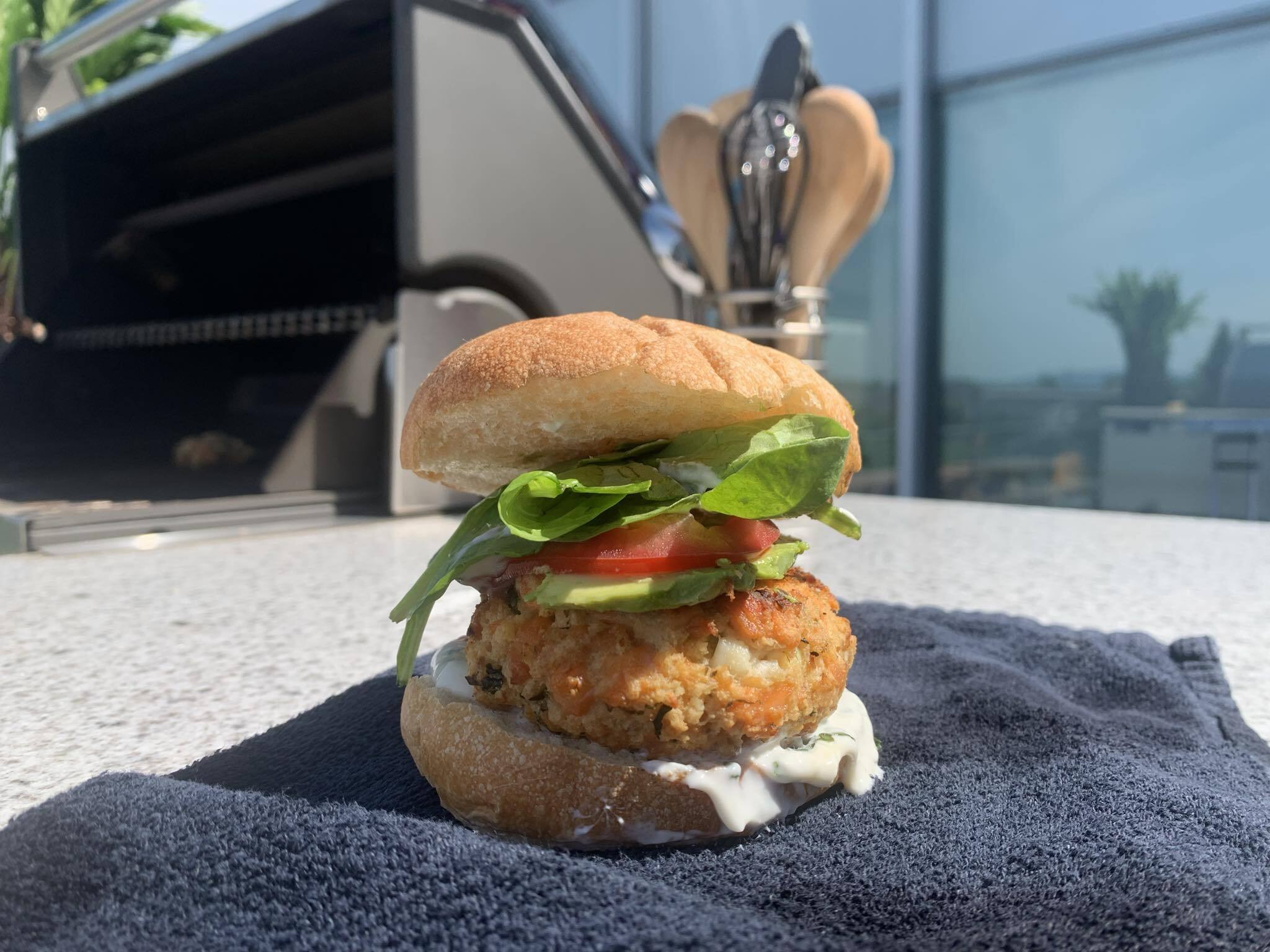 Burger de duo de saumon aux herbes fines