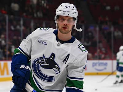 El delantero Elias Pettersson estuvo presente en Montreal con los Canucks el lunes 12 de enero de 2026 para enfrentar al canadiense.
