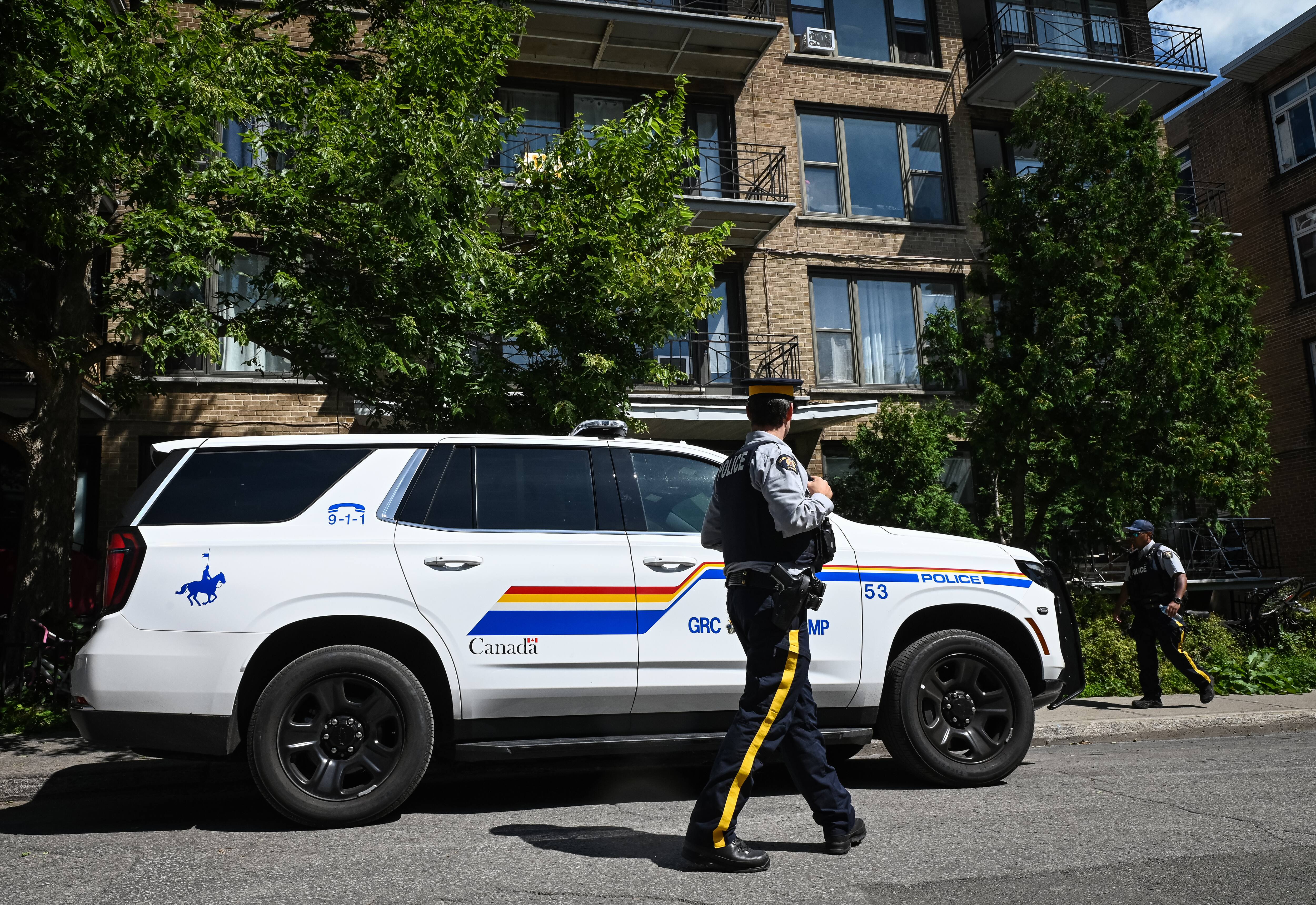 Les policiers de la GRC ont fait irruption dans un immeuble à logements de la 28e Avenue, où ils ont procédé à son arrestation