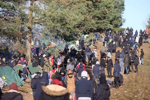Tysiące migrantów na polskiej granicy, ton rośnie z Białorusią