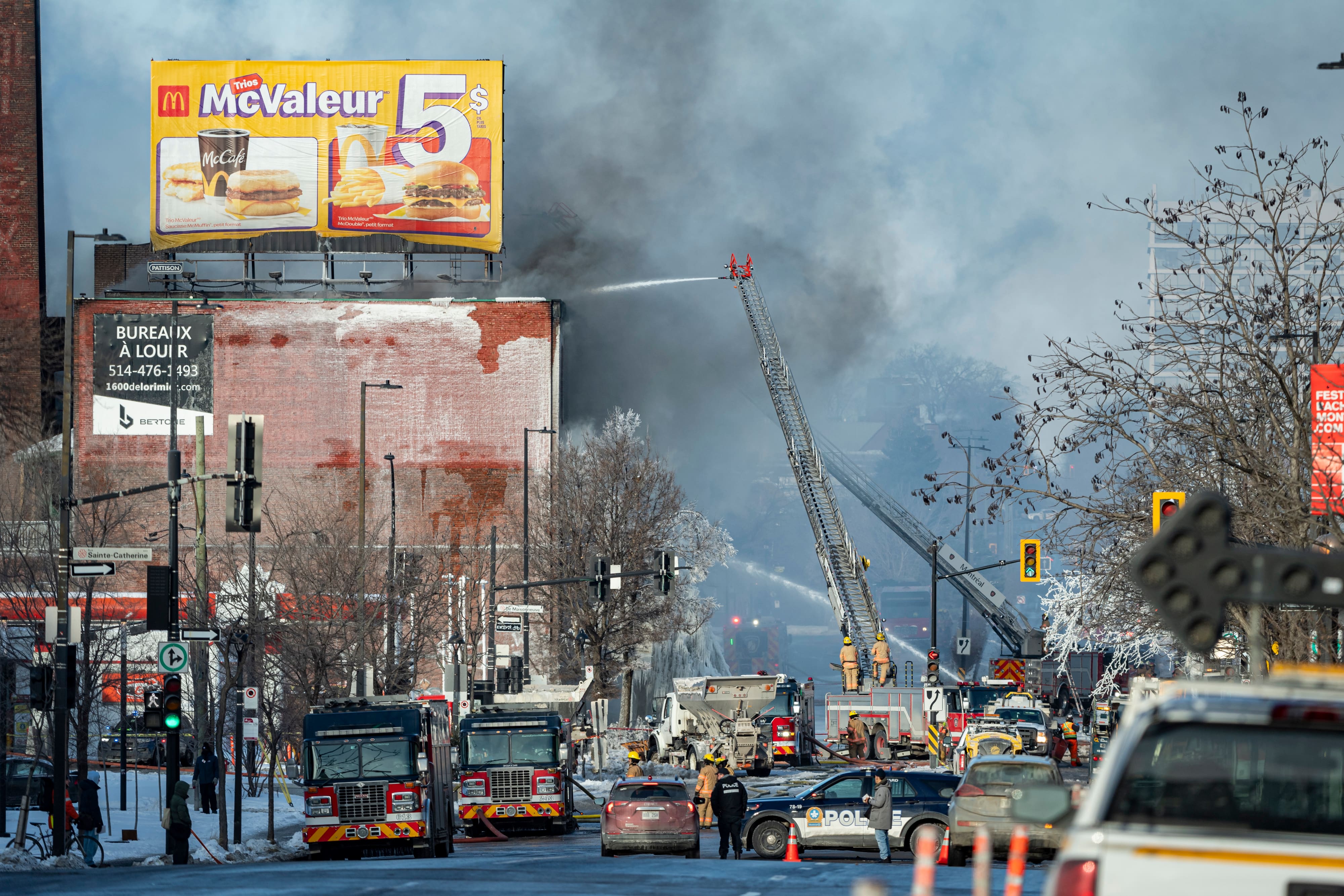 Incendie pr&egrave;s du pont Jacques-Cartier: l&rsquo;acc&egrave;s entre De Lorimier et le centre-ville rouvert &agrave; la circulation