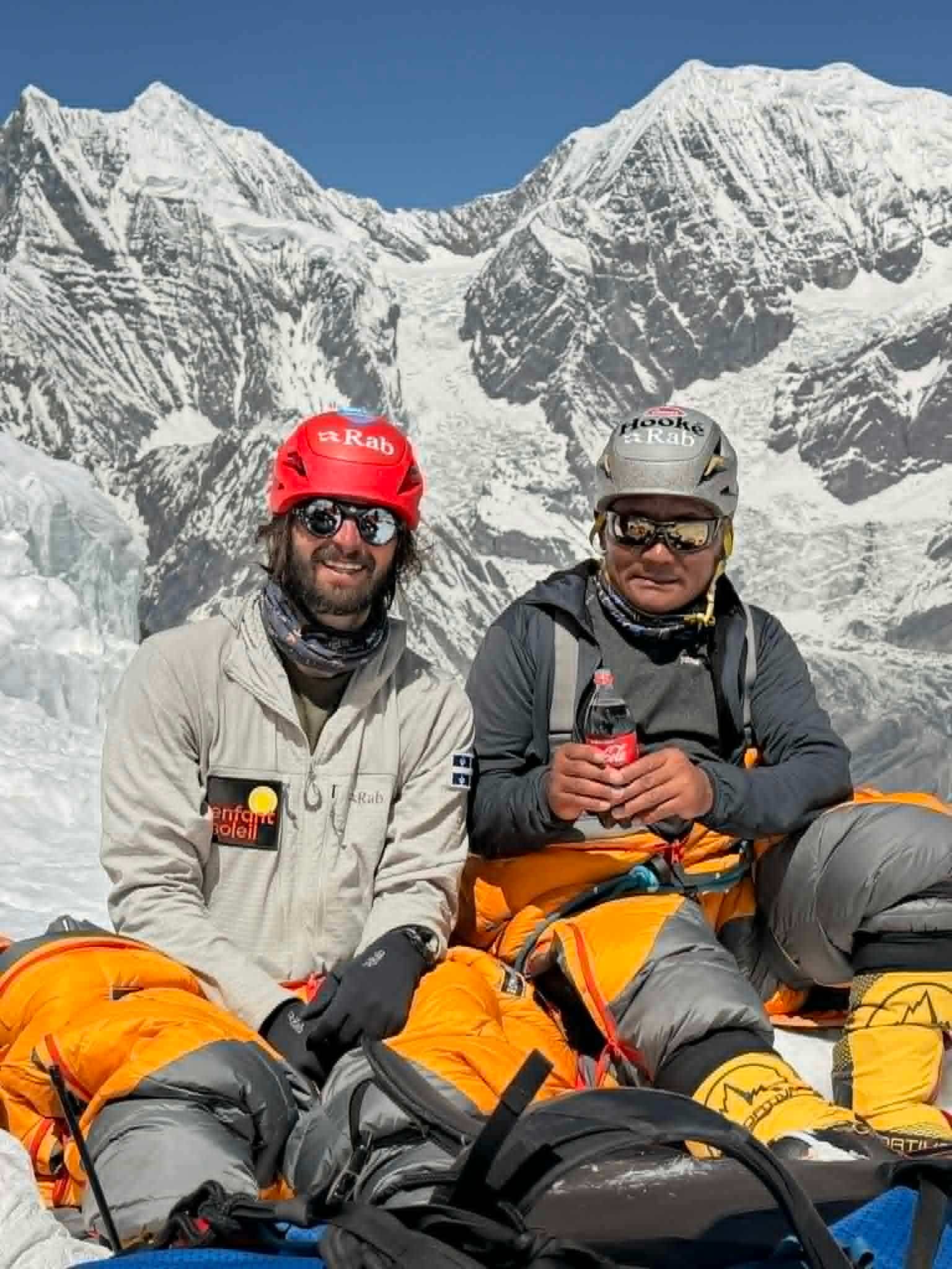 Em companhia do filho sherpa Rinji, Charles Page saboreia aqui um instante de retorno no momento da descida de Annapurna. Ele se envolveu nesta semana com seu filho cúmplice em um novo desafio, no Kangchenjunga.