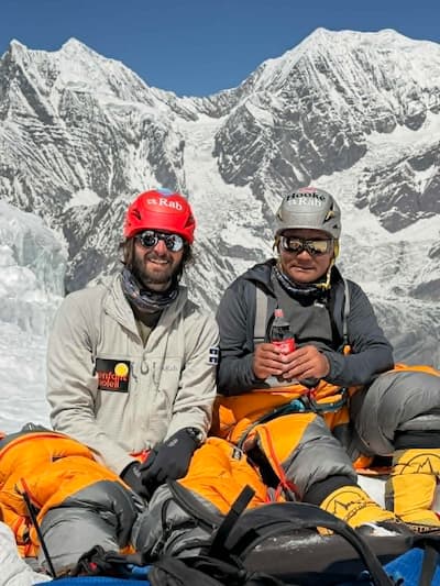 Em companhia do filho sherpa Rinji, Charles Page saboreia aqui um instante de retorno no momento da descida de Annapurna. Ele se envolveu nesta semana com seu filho cúmplice em um novo desafio, no Kangchenjunga.