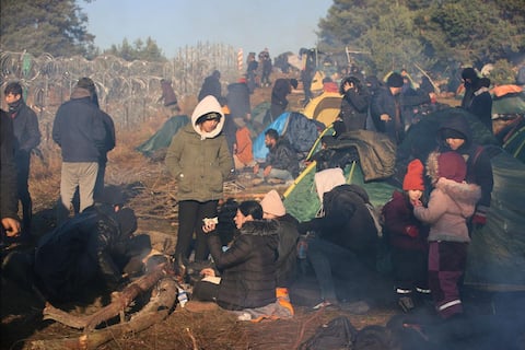 Tysiące migrantów na polskiej granicy, ton rośnie z Białorusią