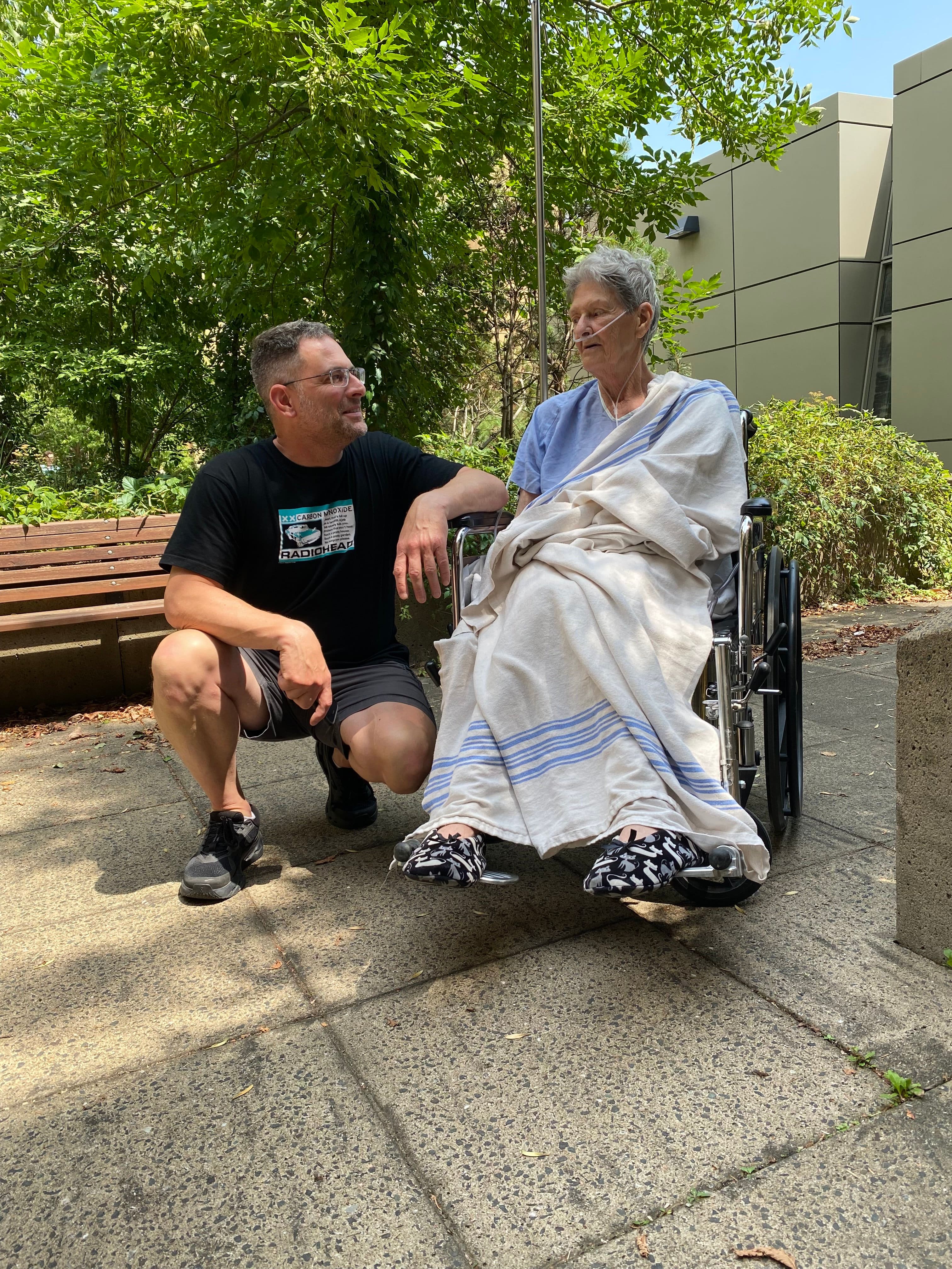 Vincent Paris (gauche) avec sa mère, Marthe Levesque, dans les premiers jours de son hospitalisation à la fin juillet.