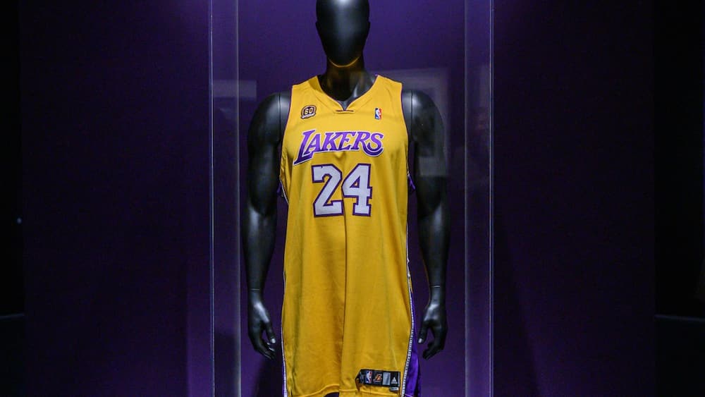 Un maillot de Kobe Bryant vendu 5,8 millions $ - TVA Sports