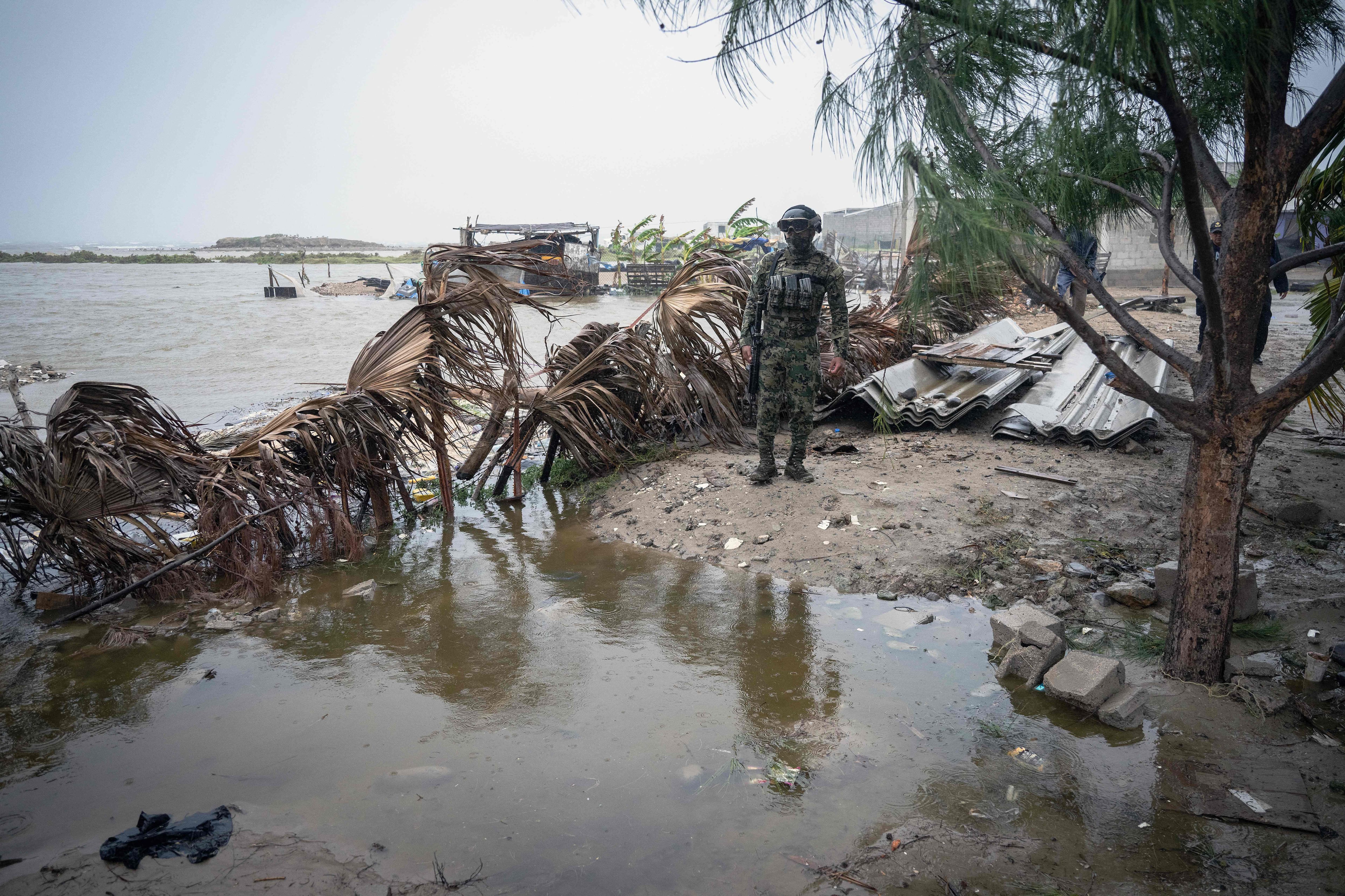 Un membre de la Marine mexicaine se tient près d'une zone inondée à Puerto San Carlos, dans l'État de Basse-Californie du Sud, au Mexique, le 28 septembre 2026, avant l'arrivée de l'ouragan «Polo».