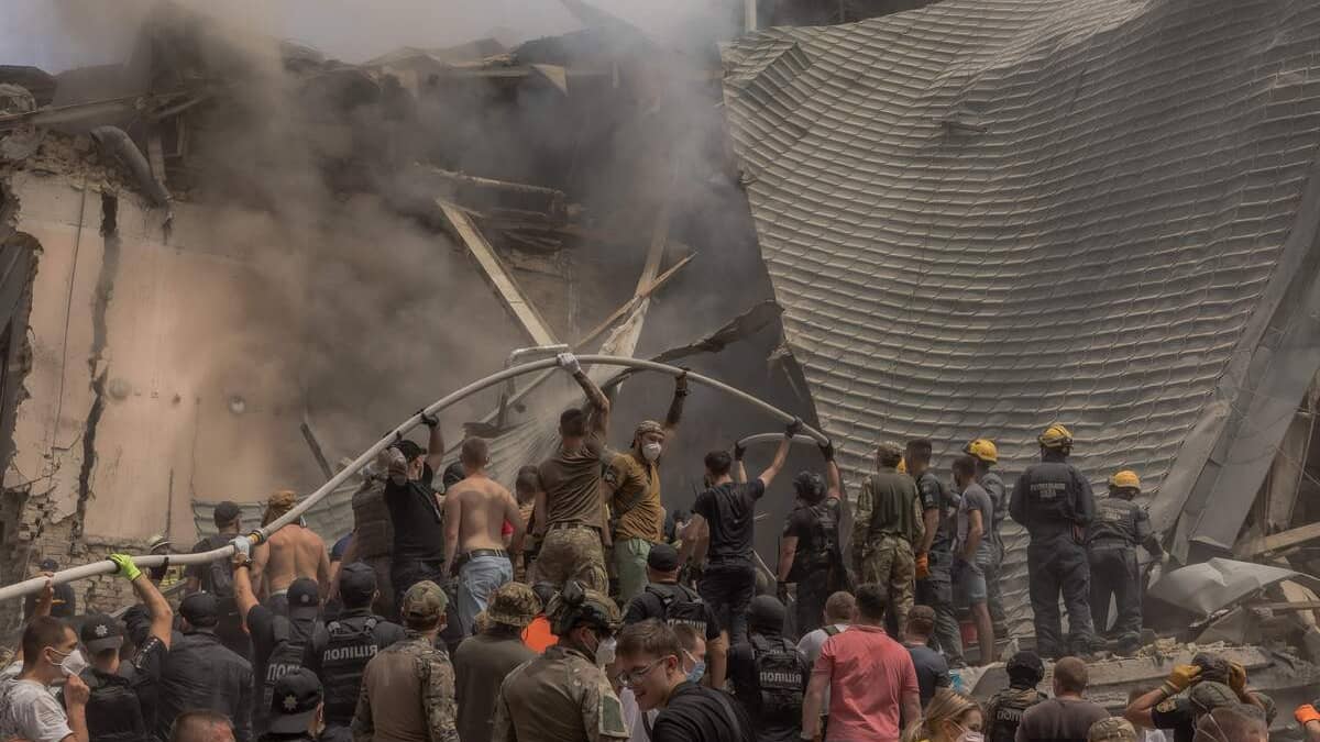 «Pourquoi ces enfants?»: à l'hôpital de Kyïv touché, une chaîne humaine à la recherche de survivants