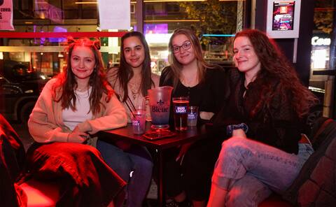 GEN-Photo d’ambiance de gens qui font du karaoké à Montréal