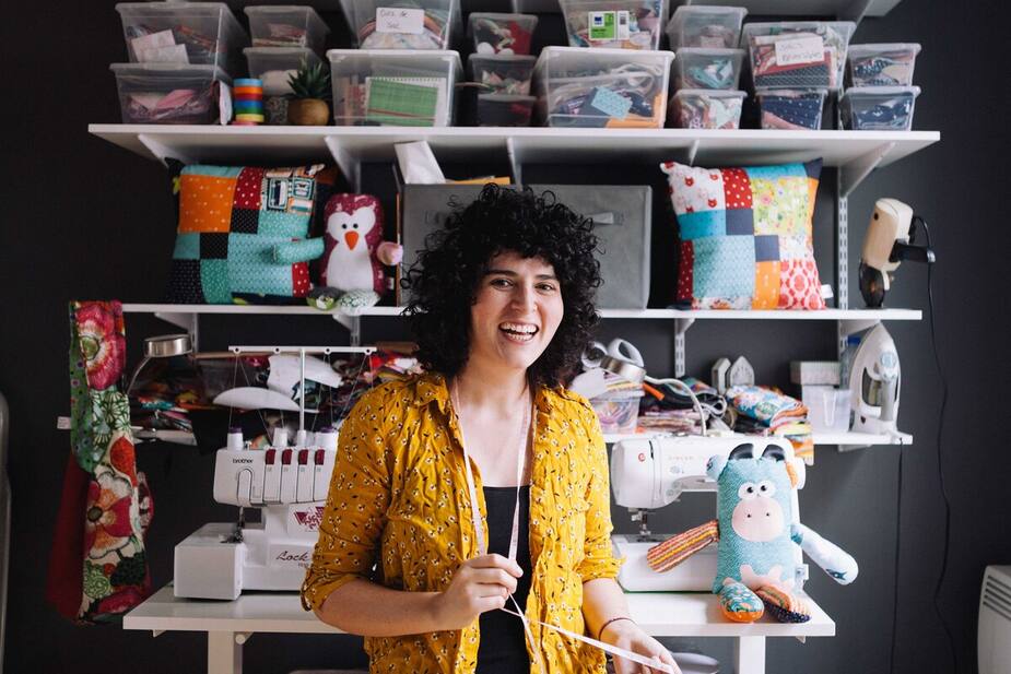 Juliana Pinzon est l’artisane derrière les créations Hop là! Gogosse dont elle travaille à temps plein depuis 2018. Sur la photo, elle est dans son atelier de Montréal à la maison.