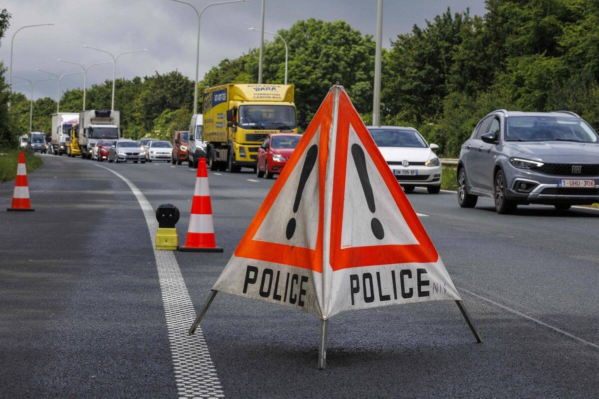Ils font l&rsquo;amour sur le capot de leur v&eacute;hicule en pleine autoroute