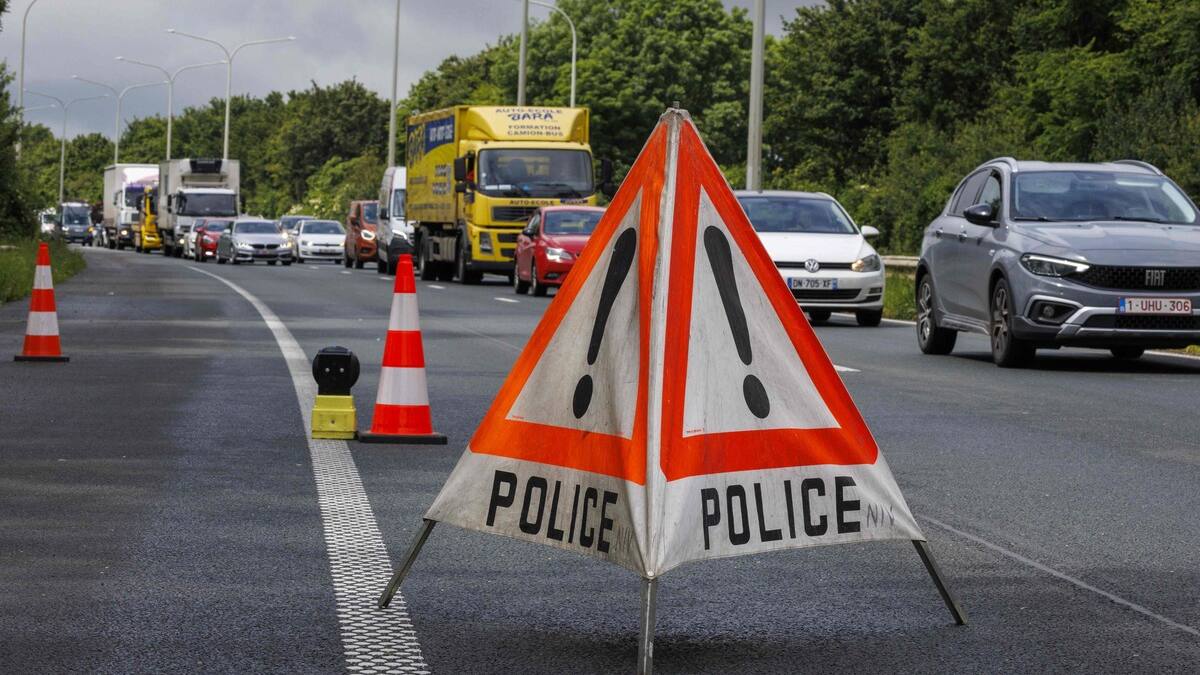 Ils font l’amour sur le capot de leur véhicule en pleine autoroute