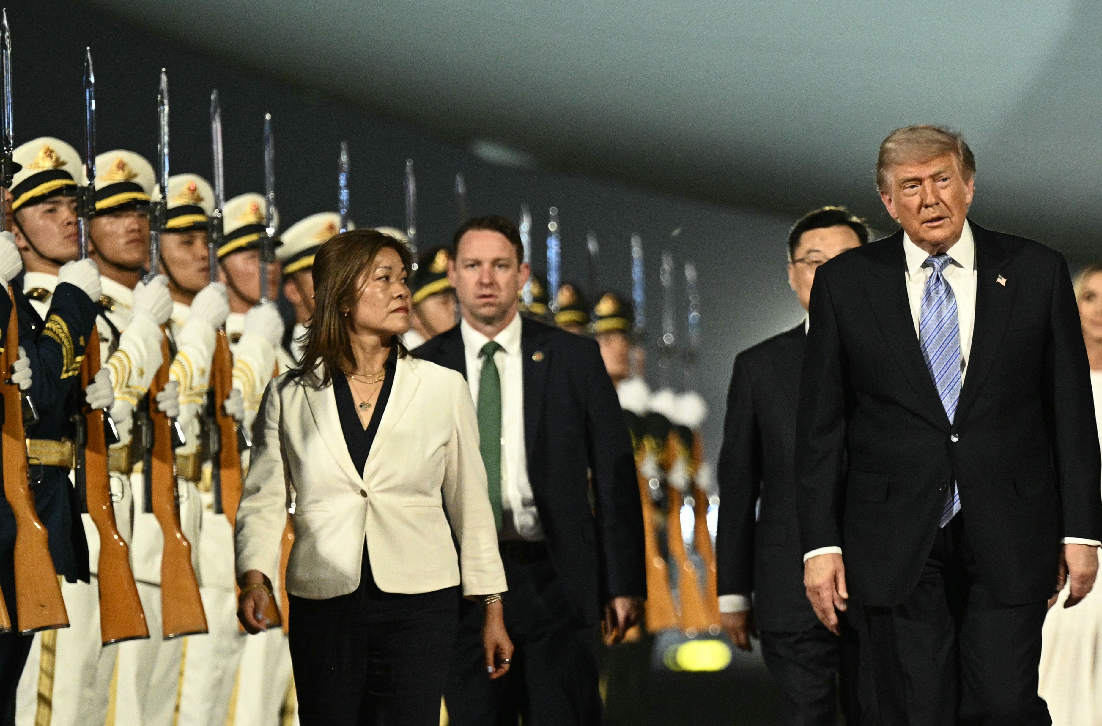 Trump arrive en Chine pour un sommet de grandes puissances aux lourds enjeux
