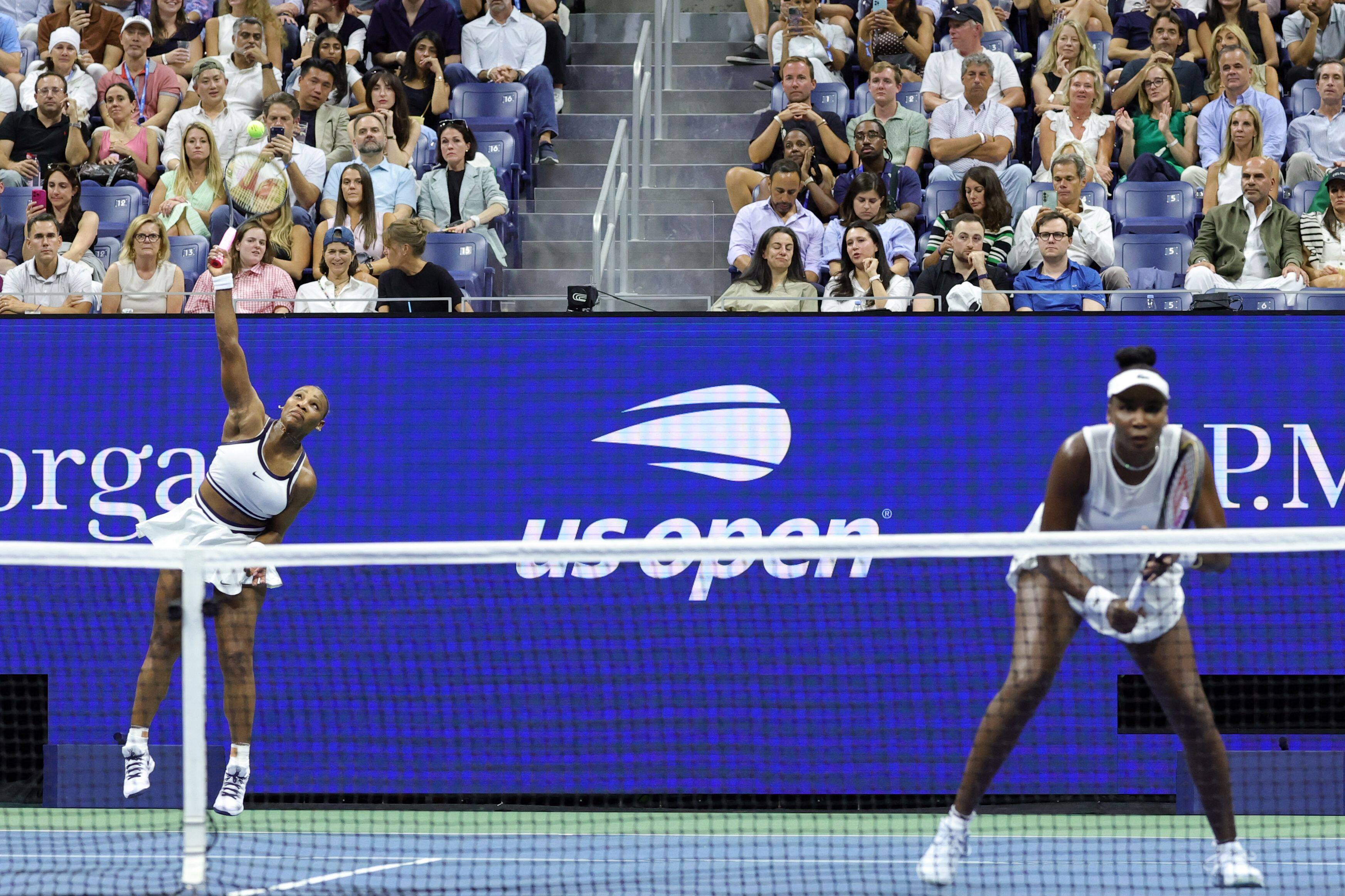 Serena Williams en a d'abord arraché au service pour son retour à New York. La cadette était peut-être rouillée, mais elle était toujours animée par  sa grande volonté de gagner.
