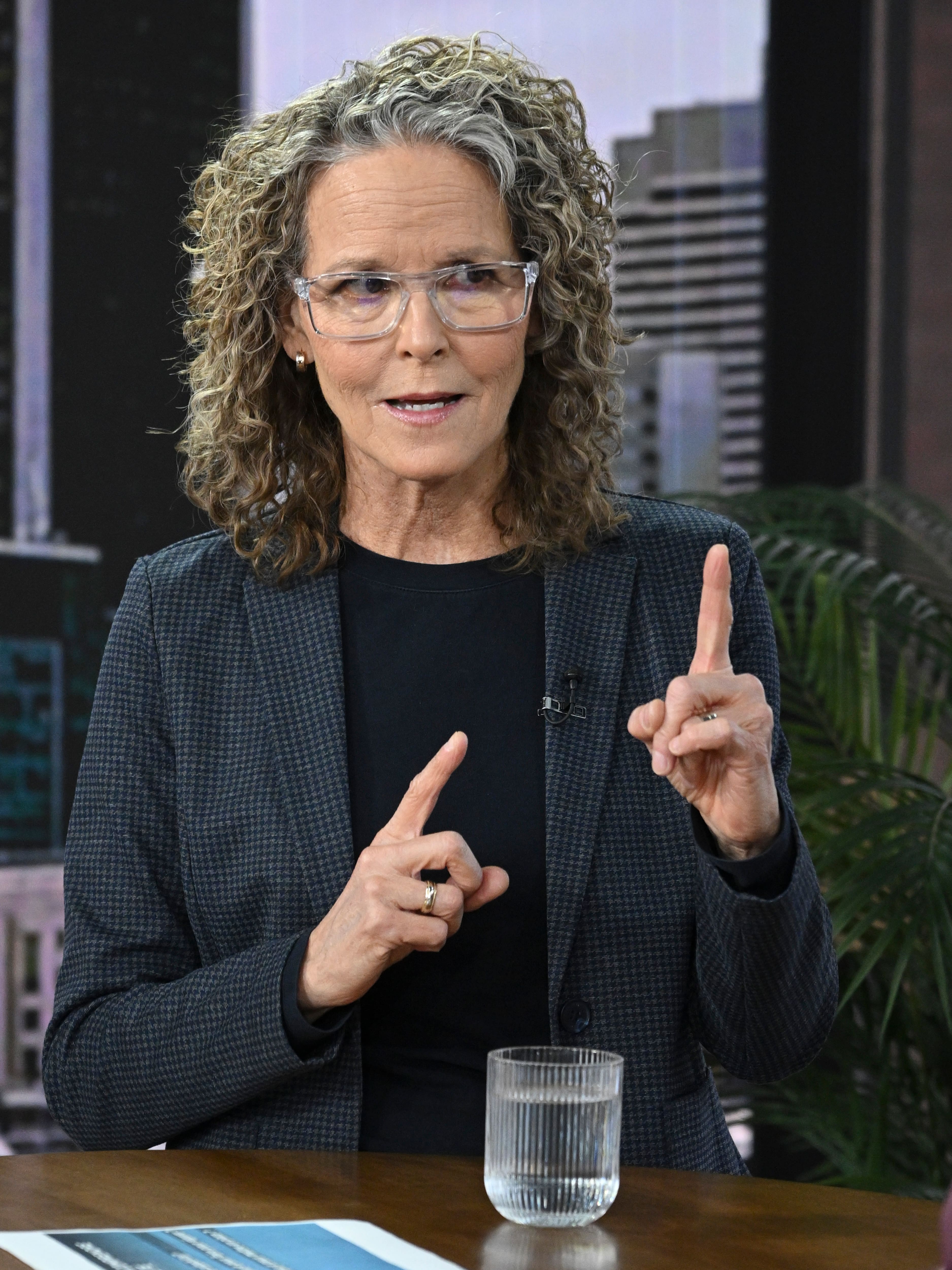 L’Agence 134 est lancée: en plus de « Si on s’aimait », Louise Sigouin hérite de son propre balado filmé