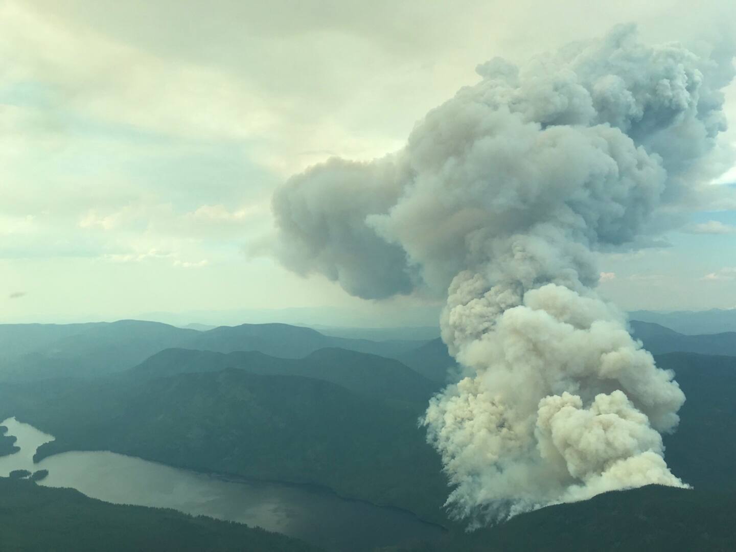 Feux de forêt: chaleur et sècheresse continuent d’alimenter les incendies dans l’Ouest